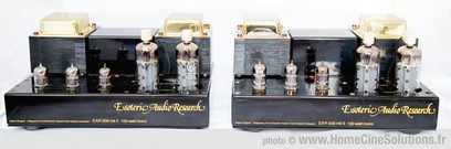 Dva černé elektronkové monobloky EAR 509 mk II, každý o výkonu 100 wattů, zepředu vedle sebe, každý se šesti elektronkami