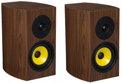 Regálové reproduktory Davis Acoustics Dufy HD ořech, pohled zepředu, tmavé dřevo, černé a žluté reproduktory