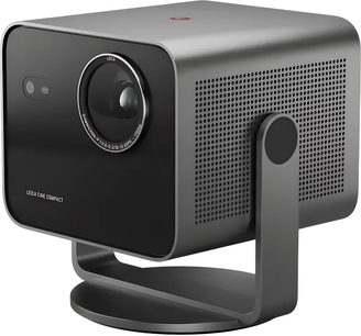 Leica Cine Compact 1 vaizdo projektorius, juodas ir pilkas, trijų ketvirčių vaizdas, didelis priekinis objektyvas ir integruotas stovas