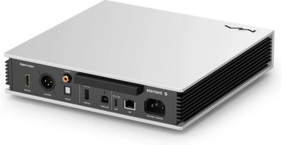 Matrix Audio Element S netværksafspiller i sølvfarvet aluminium, set bagfra i trekvart vinkel, med sorte ribbede sider, tilslutningspanel med XLR AES/EBU, RCA coaxial, optisk, to USB-porte, LAN-port og IEC-strømstik