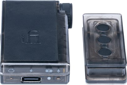 DAC iFi Audio GO Blu Air, custodia in plastica fumé, rotella laterale, porta USB-C, accessorio con 3 pastiglie nere, vista frontale