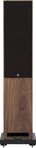 Fyne Audio F501S gulvhøjttaler i valnød, kabinet i valnøddetræ, set forfra, sort frontstof og frontvendt basrefleksport på sokkel