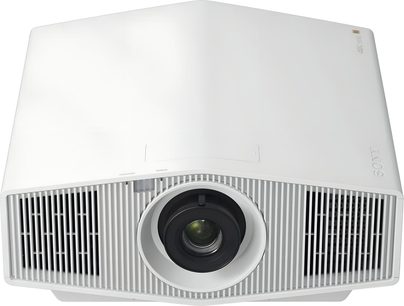 Sony BRAVIA Projector 7 — VPL-XW5100ES i mat hvid plast, set fra trekvart forfra i let fugleperspektiv, udstyret med en central linse omgivet af lodrette ventilationsgitre