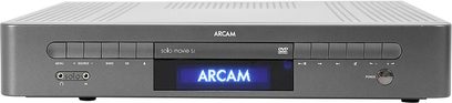 Arcam Solo Movie 5.1 namų kino sistema, priekinis vaizdas, pilka priekinė dalis su mėlynu ekranu, mygtukais ir integruotu DVD grotuvu