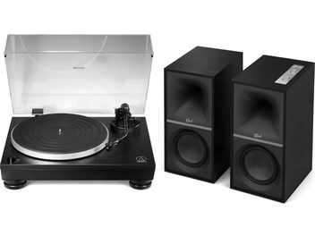 Černý gramofon Audio-Technica s průhledným krytem a párem černých reproduktorů Klipsch, pohled zepředu