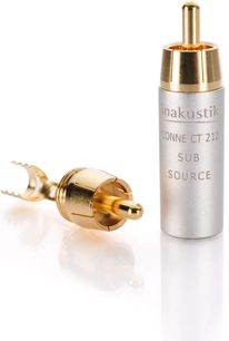 Kabel pro subwoofer Inakustik Connect 212 Sub-Mono 2m, dva pozlacené konektory (vertikální RCA a horizontální vidlice), stříbrný hliníkový válcový tělo, detailní pohled ze tří čtvrtin