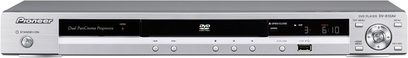 4K Blu-ray přehrávač Pioneer DV-610AV, pohled zepředu, stříbrný čelní panel s displejem, tlačítky a zásuvkou na disk