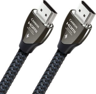 To HDMI-kabler fra Audioquest Carbon på 2 m, med forsølvede stik, sort flettet kappe, set i nærbillede forfra