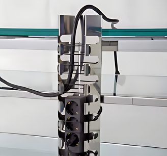Černobílá vertikální elektrická prodlužovačka s 8 kulatými zásuvkami, umístěná na průhledném skleněném podstavci