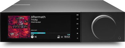 Amplificatore hi-fi stereo integrato Cambridge Audio EVO 150SE in metallo nero, vista frontale, con un grande schermo a colori a sinistra, una fila di pulsanti verticali al centro, un’ampia manopola del volume con bordo argentato e un’uscita cuffie da 3,5 mm a destra