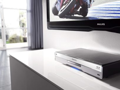 Philips BDP9500 4K Blu-ray-afspiller set forfra og fra siden, i børstet aluminium, med minimalistisk front og diskåbning