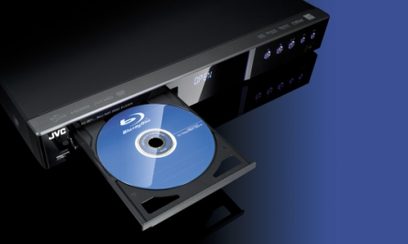 JVC XV-BP1E sort 4K Blu-ray-afspiller, set forfra i et skråt perspektiv, med en Blu-ray-disk isat, blå LED-display, kontrolknapper