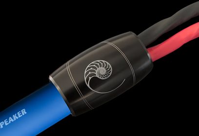 Cablu audio Cardas HP Clear albastru și roșu, conector metalic cilindric gravat cu un model spiralat, detaliu