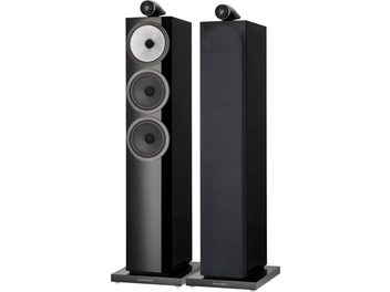 Par stoječih zvočnikov Bowers & Wilkins 703 S3 v črnem sijajnem laku, eden z mrežico in eden z vidnimi zvočniki