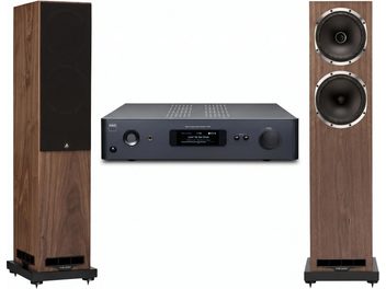 Σετ hi-fi με σκούρο γκρι ενισχυτή NAD και δύο καφέ ηχεία δαπέδου Fyne Audio, με και χωρίς γρίλια