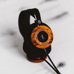 Åbent hi-fi hovedsæt Grado GS3000e i træ, set fra venstre profil, placeret på en træholder indgraveret med logo og serienummer