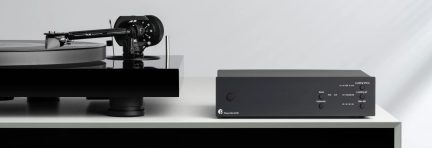 Platan de vinil cu braț de citire negru și preamplificator phono Box S3 B negru pe mobilier alb