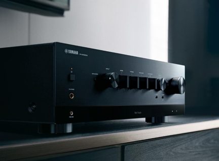 Síťový hi-fi zesilovač Yamaha R-N1000A černý, pohled šikmo na přední panel s tlačítky a výstupy pro sluchátka