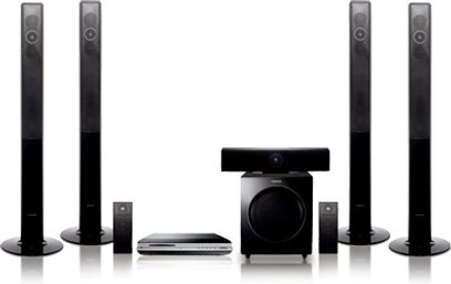 Samsung HT-BD2R hjemmebiografsystem bestående af en subwoofer, en Blu-ray-afspiller og 4 sorte højttalertårne, set forfra