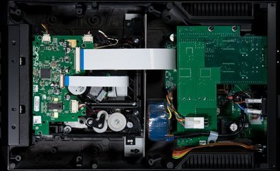Indvendigt syn af en åben Cyrus CD t CD-afspiller, der viser de grønne printplader og de elektroniske komponenter