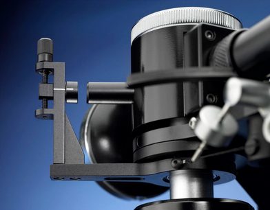 Gramofonové raménko Graham Phantom II Suprême Medium 10" z chromovaného kovu, detailní boční pohled na modrém pozadí