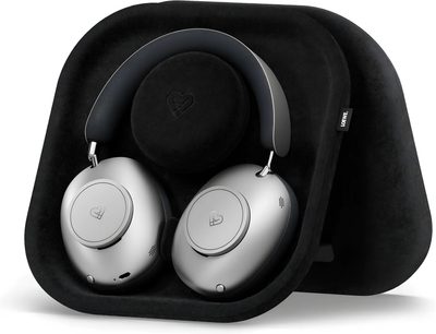 Loewe Leo hi-fi-hörlurar i silvergrått med svart bygel, visade hopfällda i sitt öppna svarta fodral