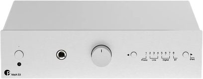 Amplificator integrat stereo Pro-Ject MaiA S3 argintiu, fațadă frontală argintie cu ieșire pentru căști, buton central și selectoare de sursă