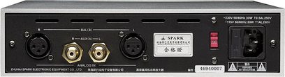 Cayin IHA-6 high-fidelity hovedtelefonforforstærker, sort metalkabinet med sølvkanter, bagside med to XLR hunstik, to guldbelagte RCA-stik, rød spændingskontakt og IEC-strømstik