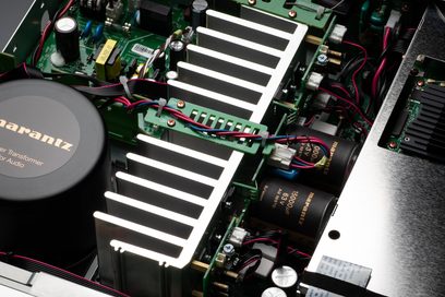 Стерео Hi-Fi підсилювач Model 60n чорного кольору, внутрішній вигляд, білий радіатор, чорні циліндричні конденсатори, багатокольорове проводження