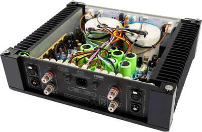Ampli intégré stéréo Rega Solis, vue arrière ouverte avec radiateurs noirs, transformateur torique et borniers