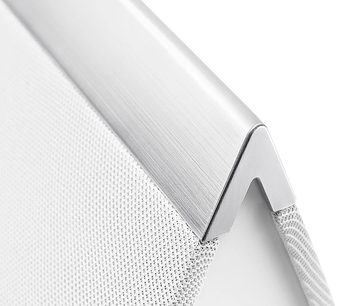 Bezdrátový chytrý reproduktor Denon HEOS 7 HS2 bílý, detailní boční pohled, bílý texturovaný povrch, zaoblené rohy