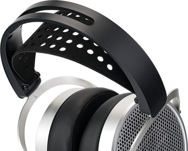 Hifiman HE600, atvirosios juodos ir sidabrinės spalvos ausinės, metalinis lankas, perforuotas grotas, perforuota galvos juosta, šoninis artinimas
