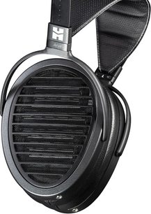Atviro tipo ausinės „Hifiman Arya Stealth Magnet Version", artimas vaizdas į kairįjį ausies kaušelį iš šono, juoda grotelė