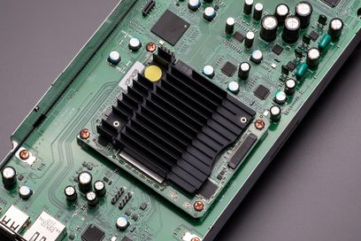 Srebrni hi-fi stereo ojačevalnik Model 60n, pogled od zgoraj, zelena elektronska plošča, črni hladilnik, cilindrični kondenzatorji