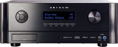 Anthem AVM 60 sort forstærker til hjemmebio, frontvisning, blå skærm "Blu-ray Dolby Atmos -25", børstet aluminiumsfront, knapper og stik