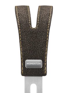 Mørkebrunt læderetuifodral med kontrasterende beige syninger og sølvfarvet metalpladet med indskriften "MOMENTUM"