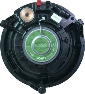 Russound IC-610 sort indbygget højttaler, set forfra, grøn gitter, hvid etiket, røde og sorte knapper