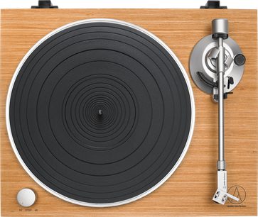 Ovenfra set af Audio Technica AT-LPW30TK pladespiller, mat sort pladedrejer, sølvfarvet tonarm, på lys træoverflade