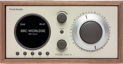Radio til bord Tivoli Model One+ i valnøddetræ med beige front, set forfra, sort rund skærm og stort sølvfarvet knap
