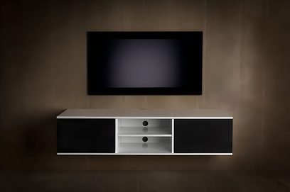 Nástěnný audiovizuální nábytek Unnu Classic Series Model 230, bílé dřevo, černé dveře, police s průchodkami na kabely, pohled zepředu