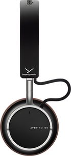 Kahverengi Beyerdynamic AVENTHO 100 kablosuz hifi kulaklık, yan görünüm, beyaz logolu siyah metal kafa bandı, gümüş halkayla çevrili siyah yuvarlak kulak yastığı ve kahverengi kenar, kısa siyah örgülü kabloyla kafa bandına bağlı