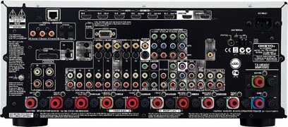 Onkyo TX-NR3007 hjemmebiografsforstærker, set forfra, mange lyd- og videostik, knapper og drejeknapper til justering