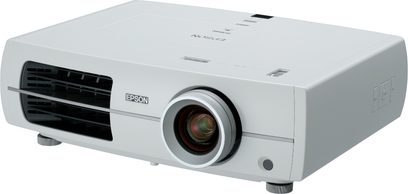 Epson EH-TW4400 hvid projektor, set forfra i perspektiv, forskudt objektiv til højre, ventilationsgitter til venstre, knapper og display på toppen, stik på bagsiden, justerbar fod foran, kompakt