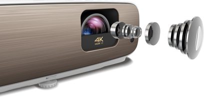 Benq W2700 4K HDR gråmetallic videoprojektor, nærbillede forfra, linser foran, knapper oven på