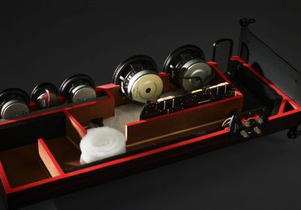 Incintă acustică în secțiune, cu difuzoare, pereți despărțitori roșii, circuit electronic și căptușeală albă