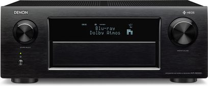 Denon AVR-X6300H sort home cinema-forstærker, set forfra, blåt display med "Blu-ray Dolby Atmos", kontrolknapper og -hjul, to sidetilsluttede højttalere