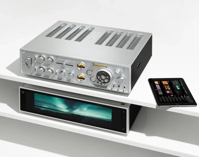 Sølvfarget Rose RA180 hi-fi stereoanlegg, frontvisning, med frontpanel, digitalt display, knapper og kontakter på frontpanelet