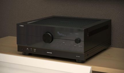 Ampli home cinéma Yamaha Aventage RX-A4A noir, façade avant avec grand bouton de volume et écran affichage bleu