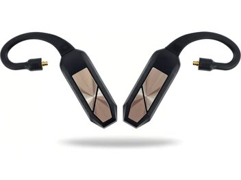 Вид спереду двох бездротових передавачів iFi Audio Go Pod чорного кольору з пластиковим корпусом, геометричною передньою панеллю з міддю та синім світлодіодом, гнучкими гачками, що закінчуються золотистими роз'ємами.