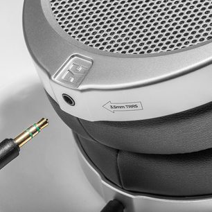 Hifiman Deva Pro zilveren hoofdtelefoon, close-up van de rechterkant met 3,5 mm jackplug en inscriptie "3,5mm TRRS"